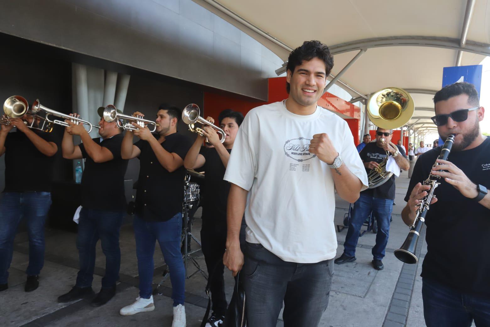 $!Con música de banda y muestras de cariño reciben al ‘Zurdo’ Ramírez en Mazatlán
