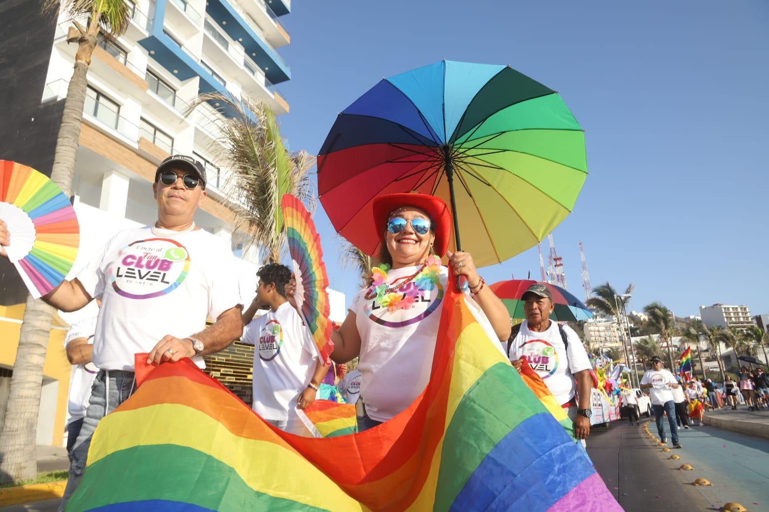 $!Ondea la comunidad LGBTQ+ distintas banderas multicolor en su marcha, en Mazatlán