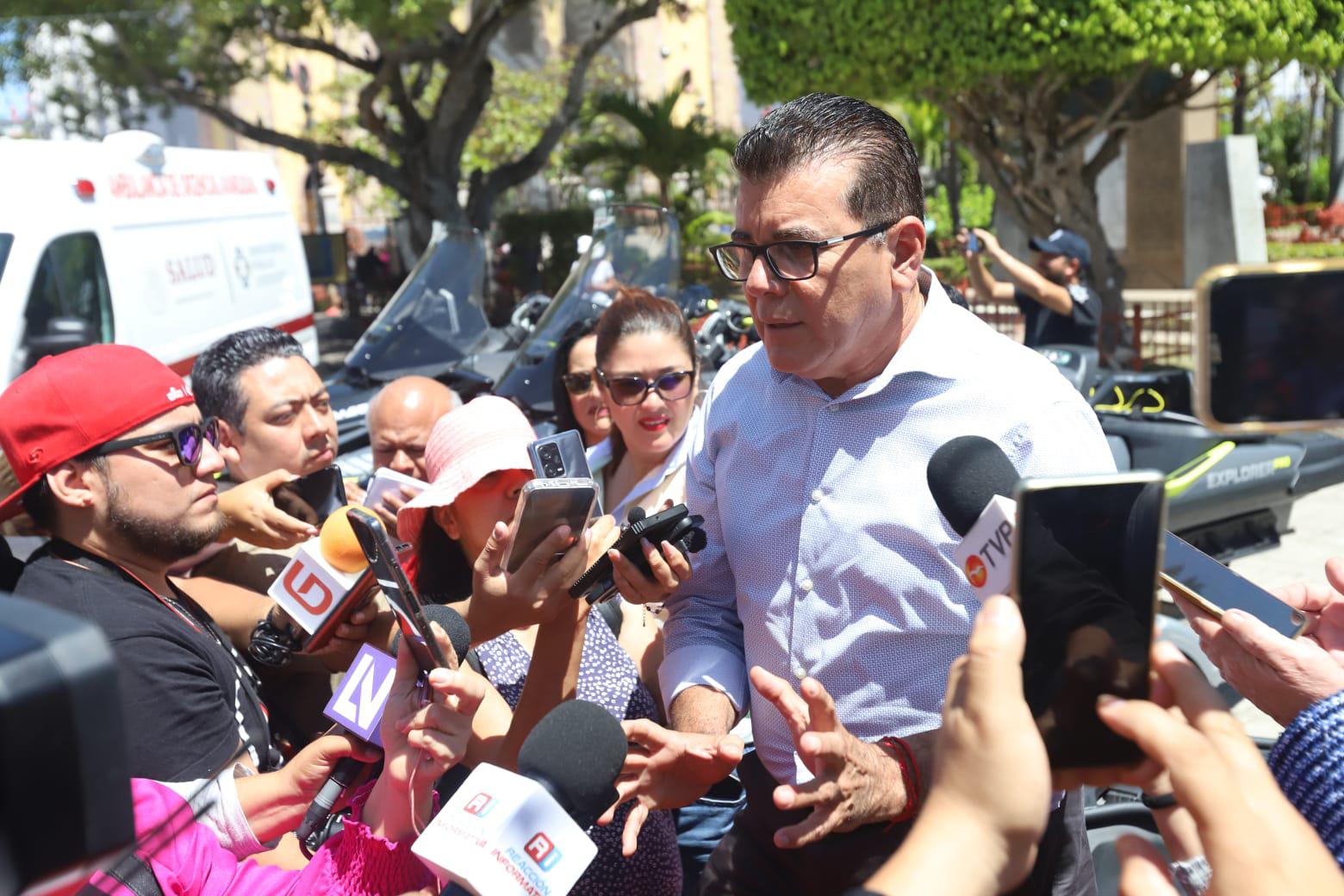 $!Agrada al Alcalde de Mazatlán imponer Récord Guinness de la tocada de banda sinaloense más grande del mundo