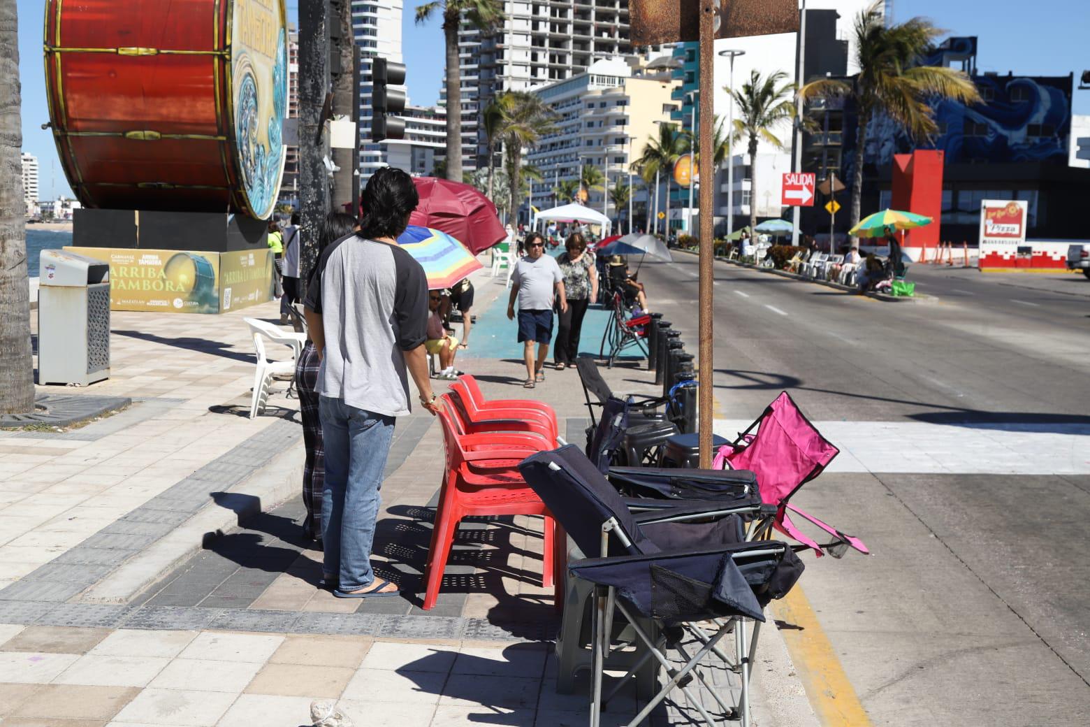 $!Ocupan ya sus lugares locales y turistas para el segundo desfile del Carnaval de Mazatlán