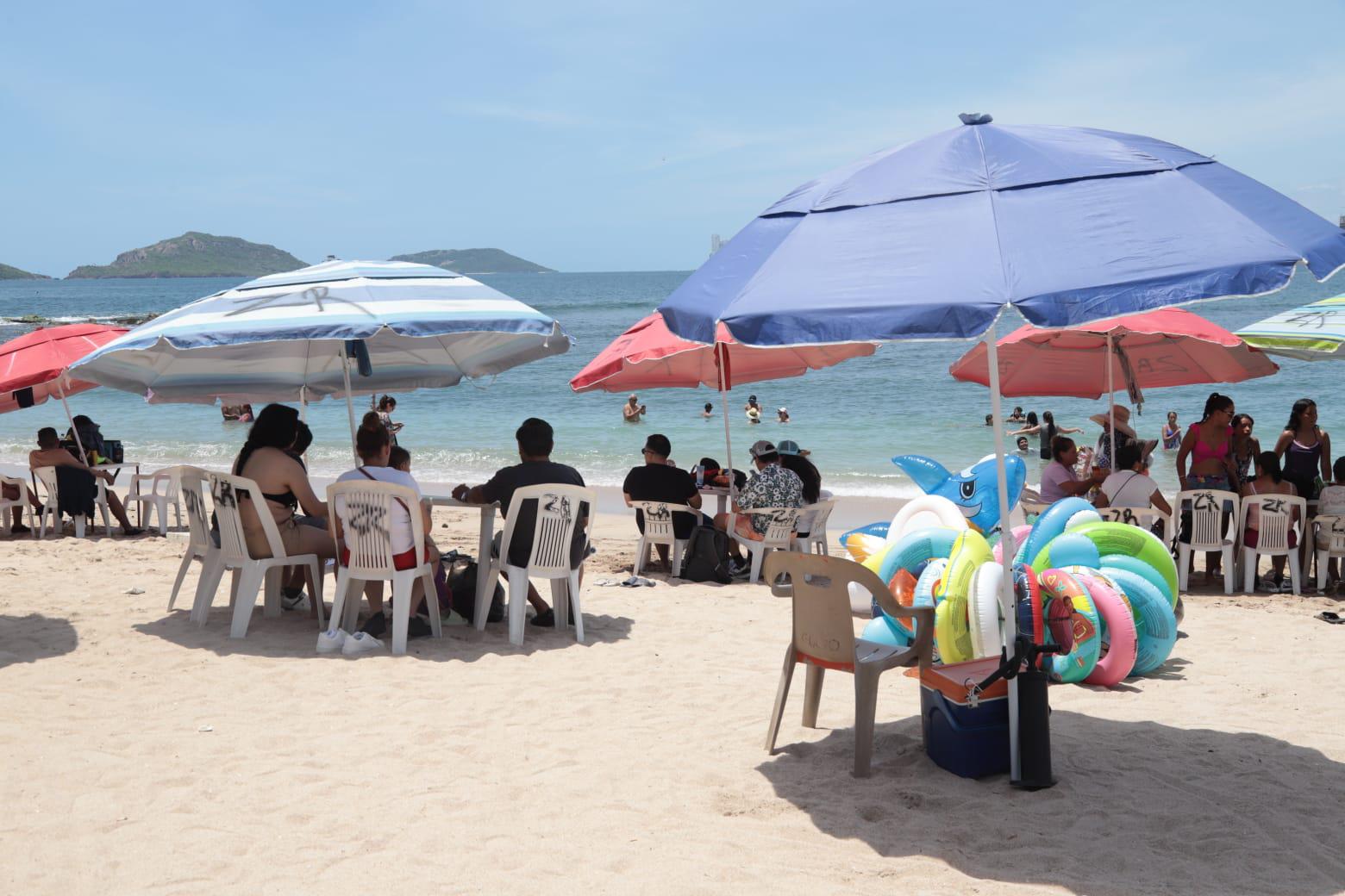 $!Playa Los Pinitos, ahogada entre ambulantes y derrames pluviales