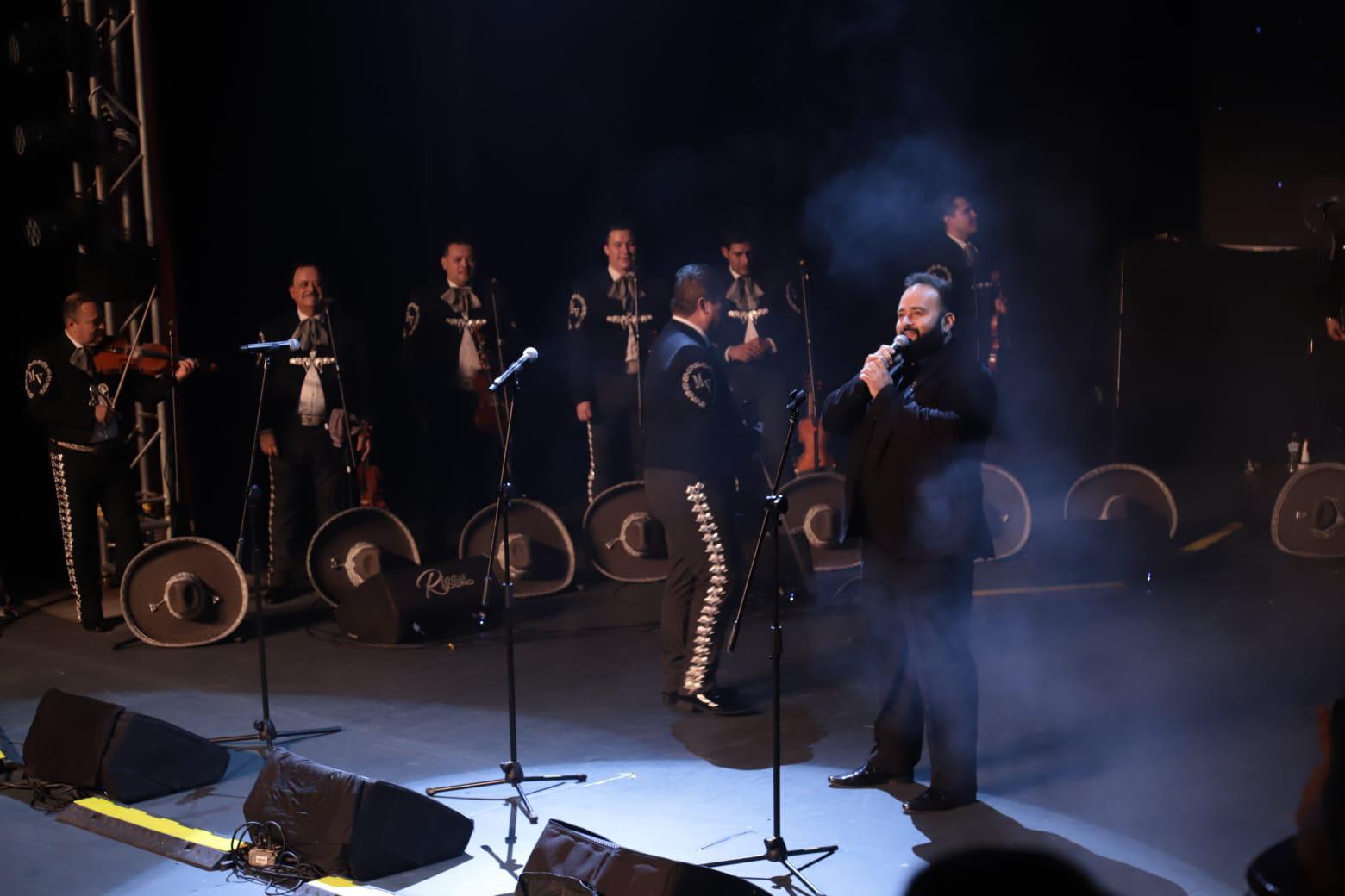 $!El tenor mazatleco Jorge Echeagaray, quien interpretó con orgullo El Corrido de Mazatlán, fue la sorpresa de la noche.