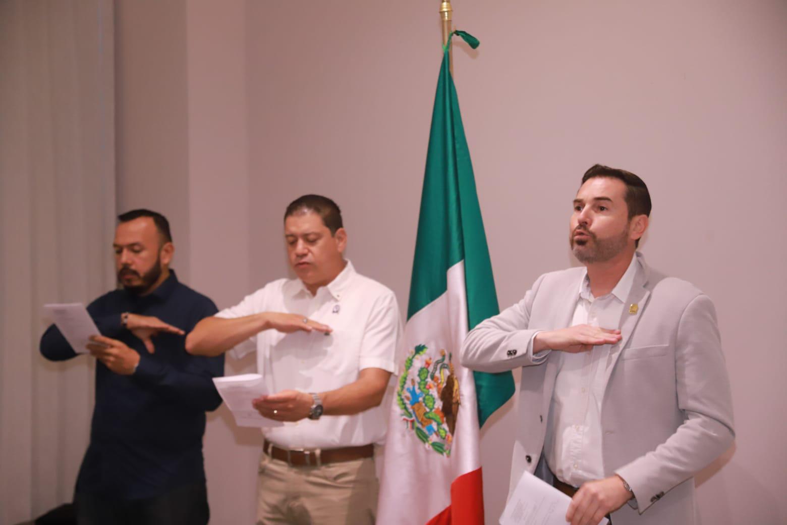 $!En la conferencia, que se celebró en una sesión rotaria, se realizaron los honores a la bandera.