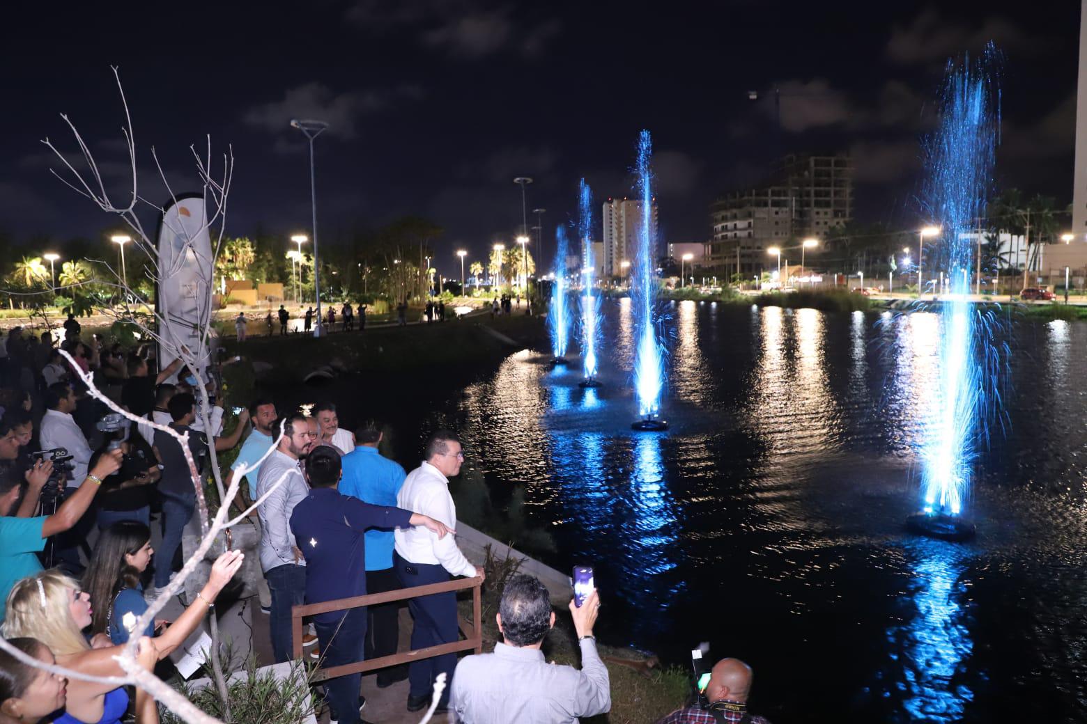 $!Inauguran Fuentes Danzantes y el Reino Animal en el Parque Central, en Mazatlán