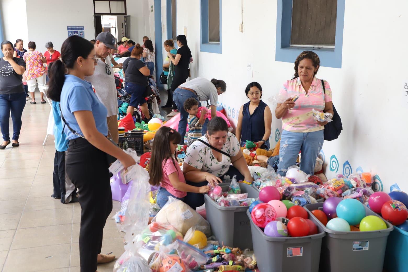 $!Decenas de personas acudieron al Bazar de Verano que organizó el Orfanatorio Mazatlán.