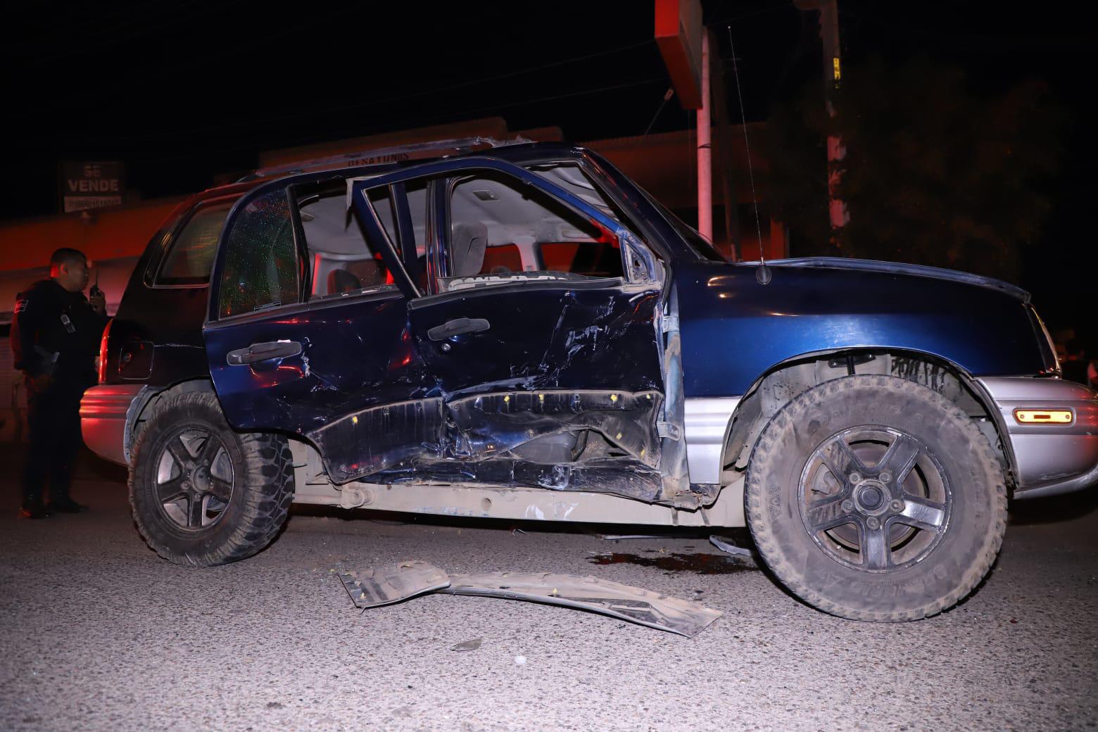 Camioneta vuelca tras chocar contra auto en El Venadillo en Mazatlán