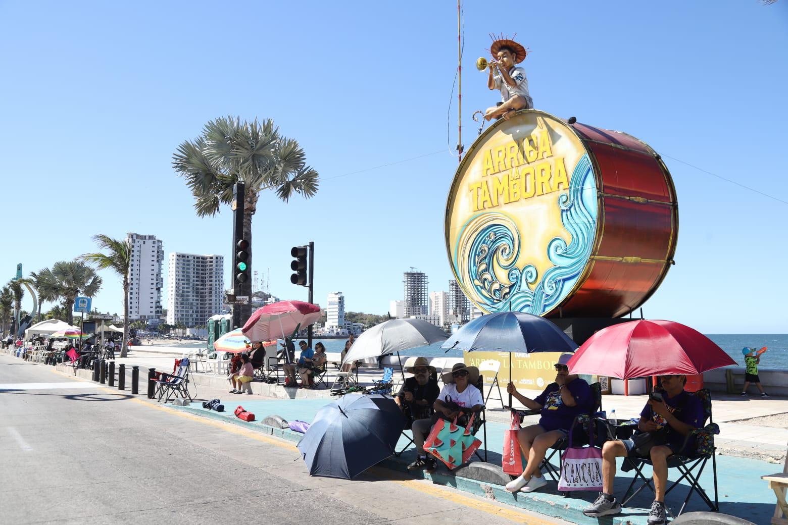 $!Ocupan ya sus lugares locales y turistas para el segundo desfile del Carnaval de Mazatlán