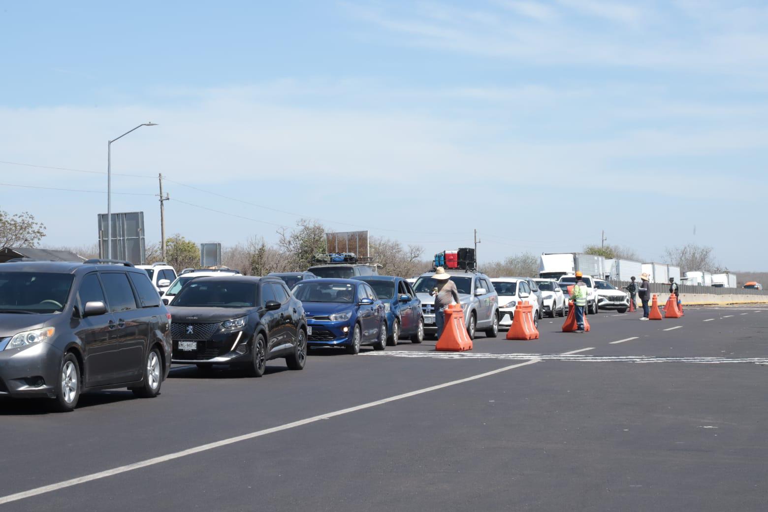 $!Éxodo de vacacionistas crea largas filas en la autopista Mazatlán-Culiacán