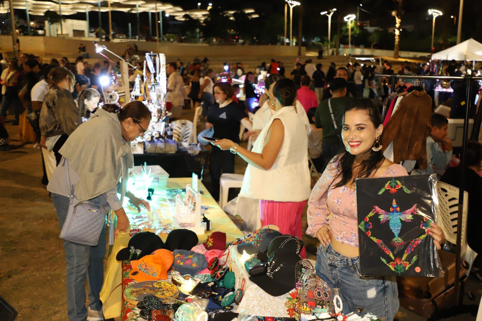 $!Realizan Bazar Navideño 79 emprendedores de Mazatlán