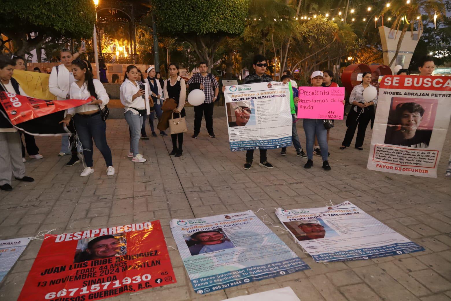 $!‘Queremos paz en Sinaloa’, exigen manifestantes frente al Palacio Municipal de Mazatlán