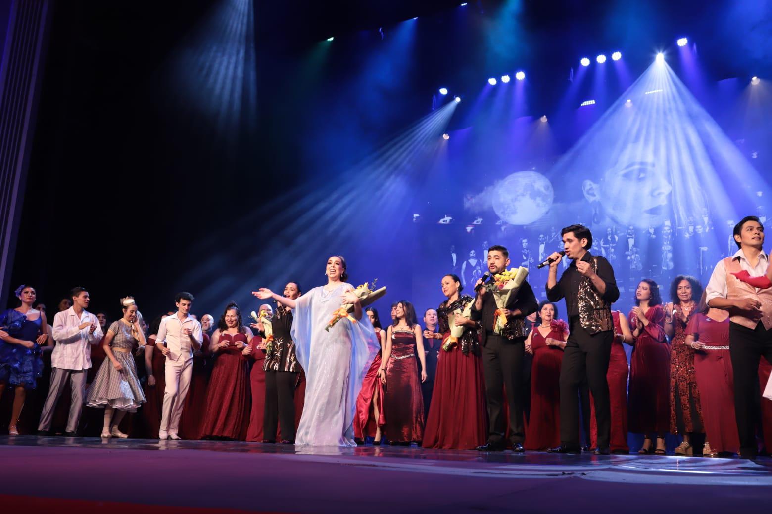 $!La mezzosoprano, la Camerata Mazatlán, el Coro Ángela Peralta, la Compañía de Ballet y los solistas Rebeca de Rueda, Eduardo Tapia y José Miguel Valenzuela ofrecen una velada inolvidable en el TAP.