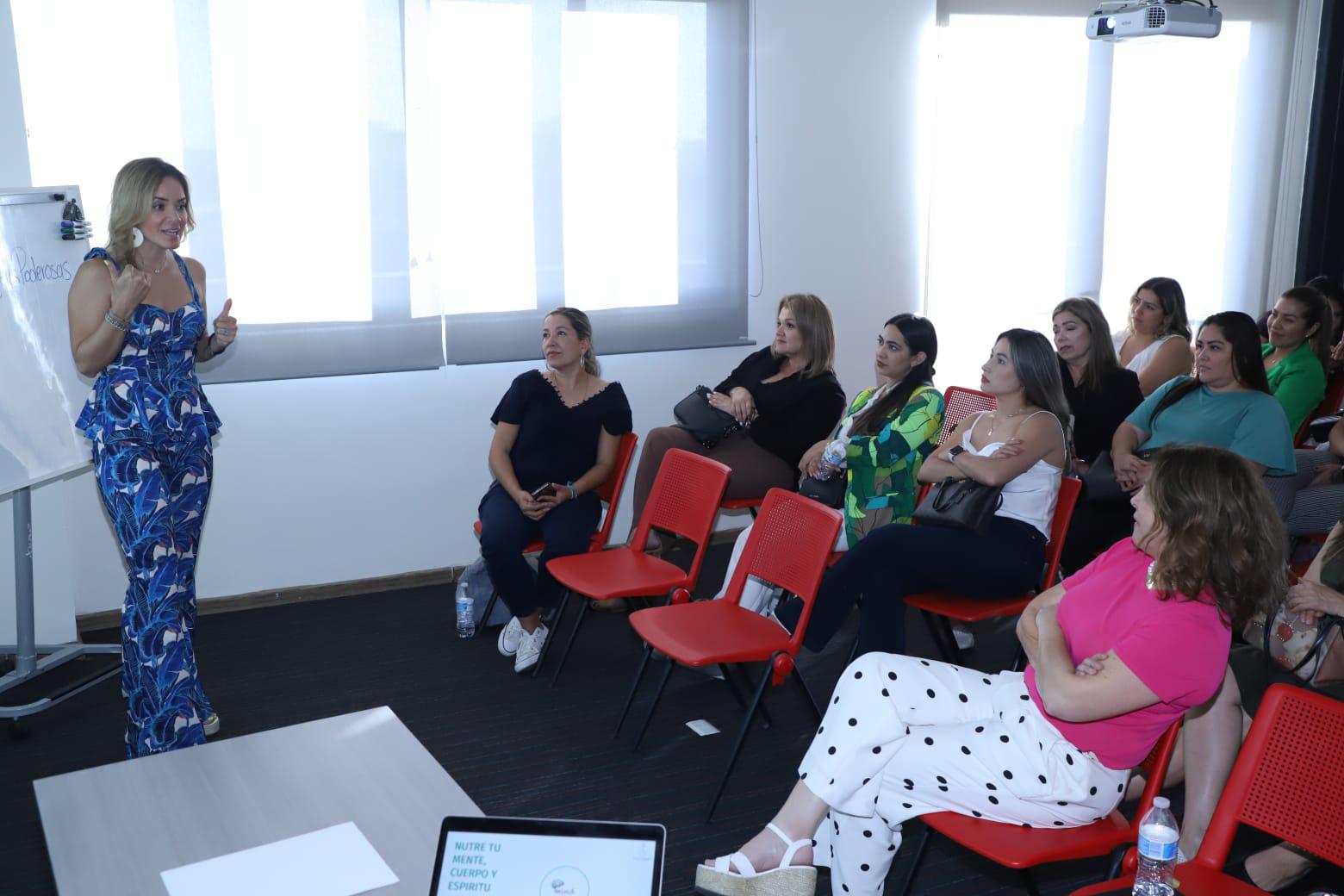 $!Mónica Osuna, directora general de Punta Arena Real Estate, fue invitada por iQ Work para participar en Mujeres Poderosas, con la ponencia “Sé chingona en ventas”.