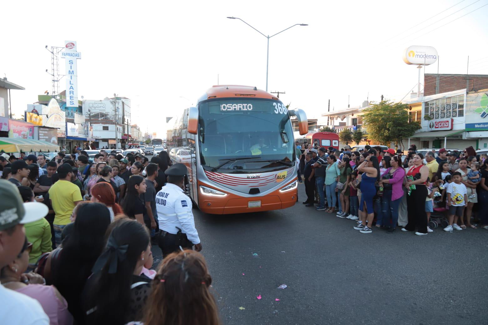 $!Provoca éxodo de vacacionistas y desfile del Carnaval congestionamiento vial en Villa Unión