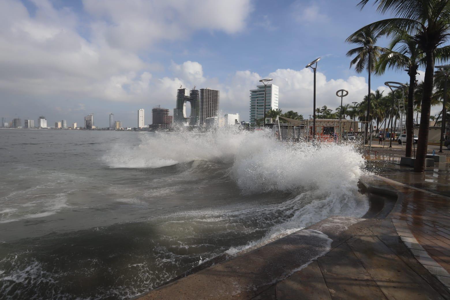 $!Registran playas de Mazatlán fuerte oleaje y obliga a resguardar pangas y mobiliario