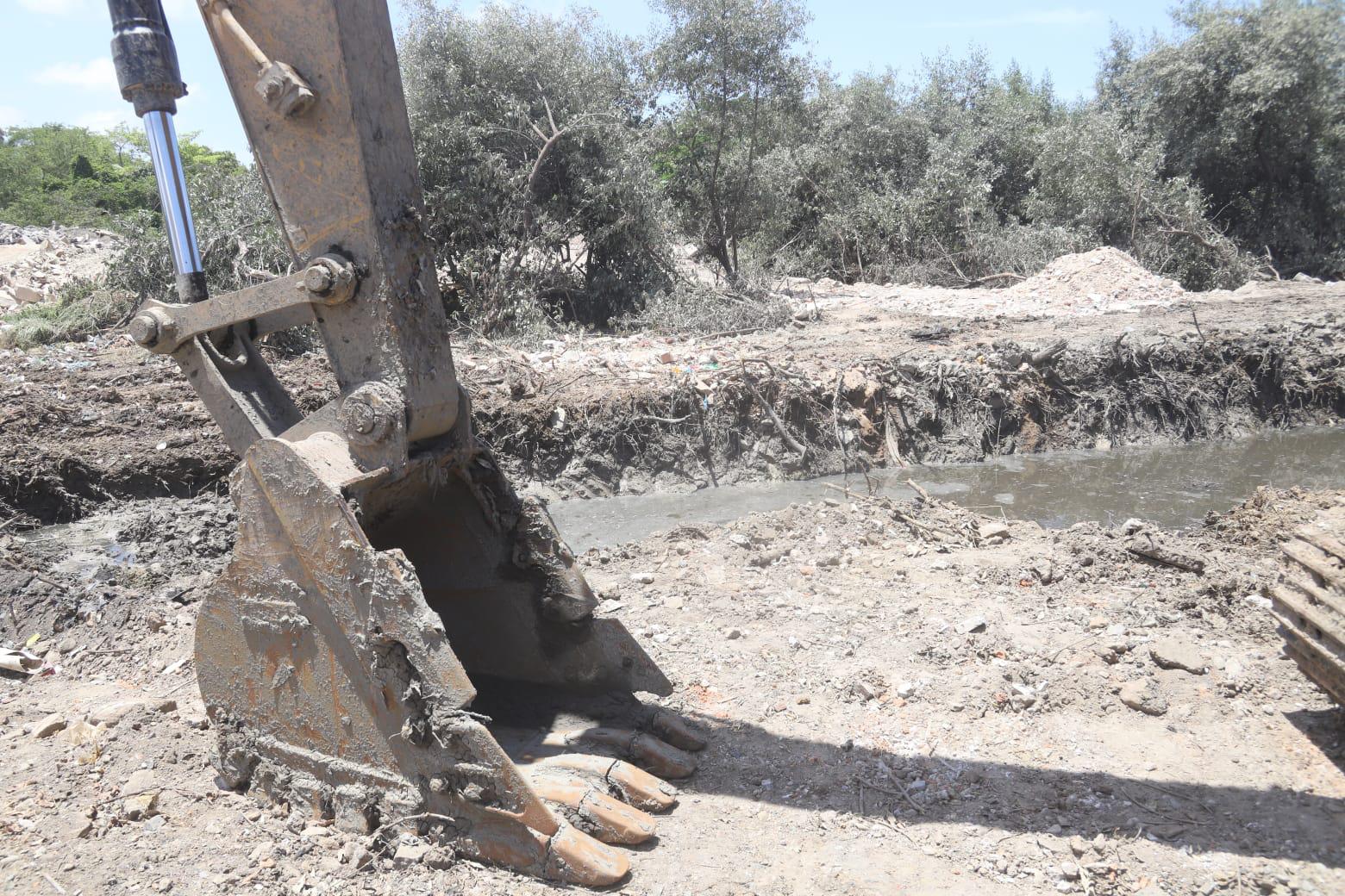 $!Canales pluviales de Mazatlán se han convertido en vertederos de desechos