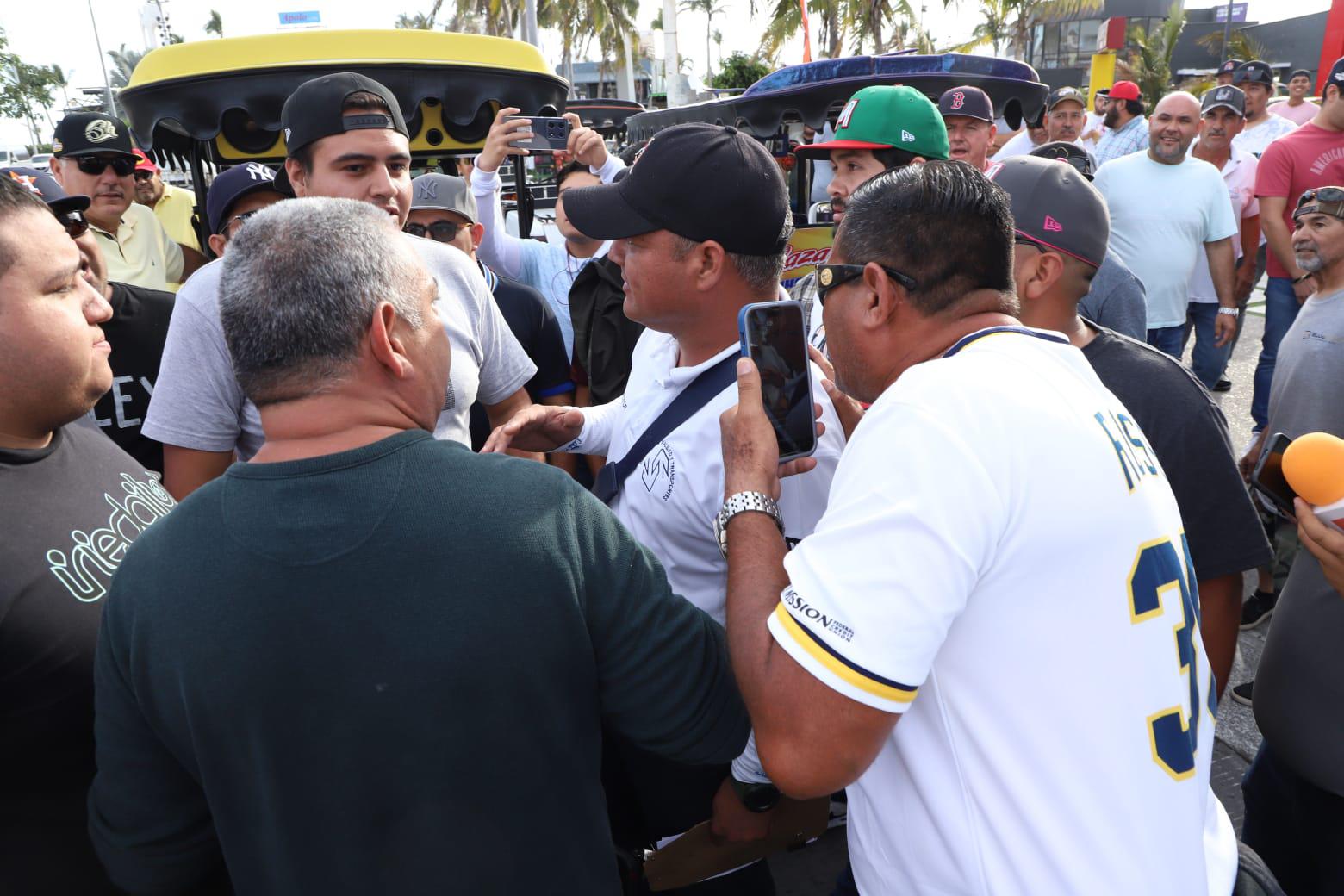 $!... Y ahora aurigueros y pulmoneros bloquean la Rafael Buelna y ‘ahorcan’ la vialidad en la zona turística