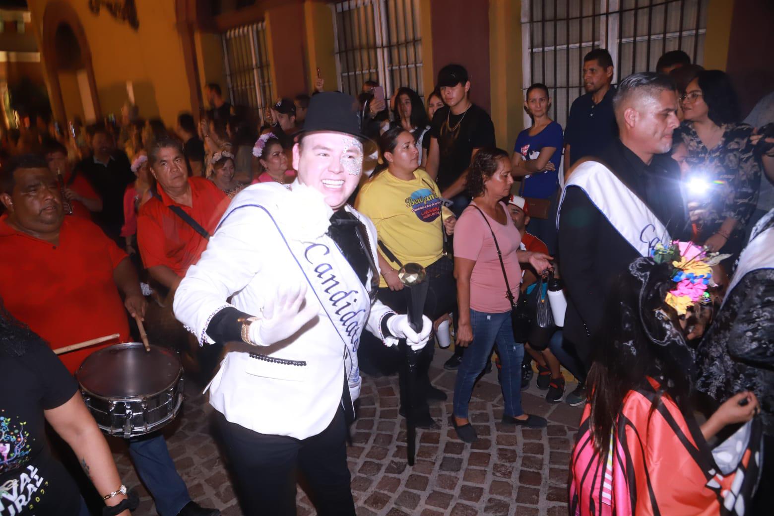 $!#Galería | Lucen coloridos personajes en callejoneada en el Centro Histórico de Mazatlán