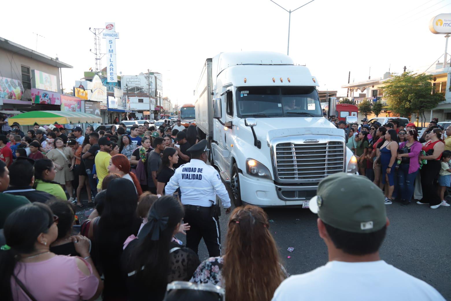 $!Provoca éxodo de vacacionistas y desfile del Carnaval congestionamiento vial en Villa Unión
