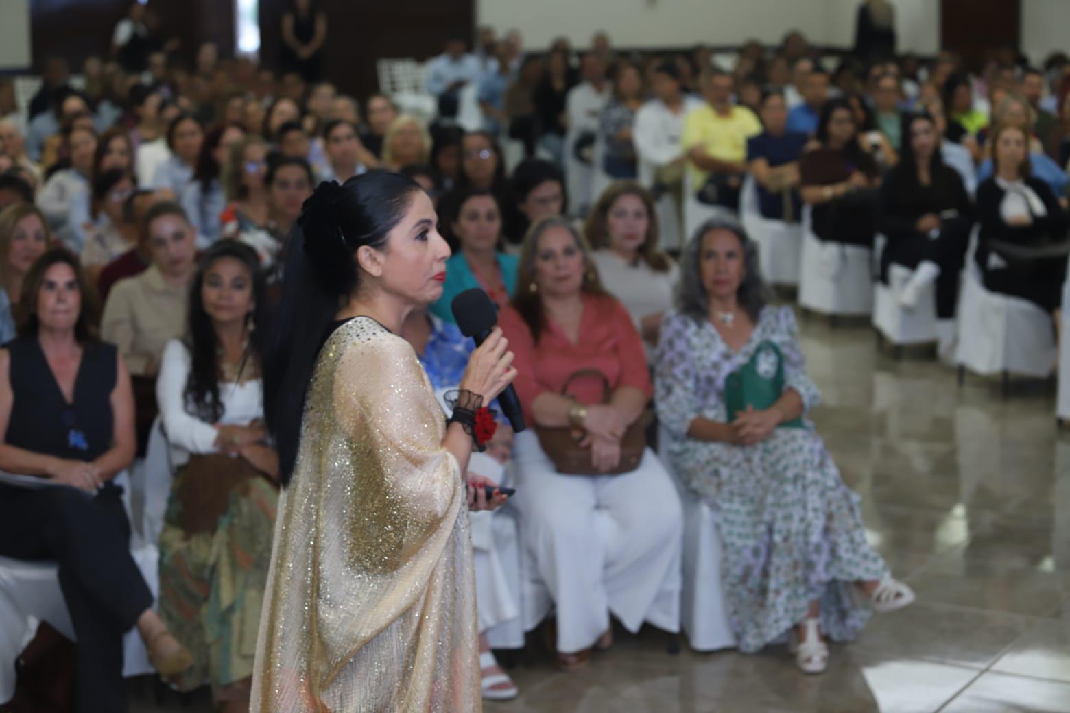 $!Durante más de tres horas, mujeres y hombres, jóvenes y adultos escucharon como sí se puede reescribir la vida.