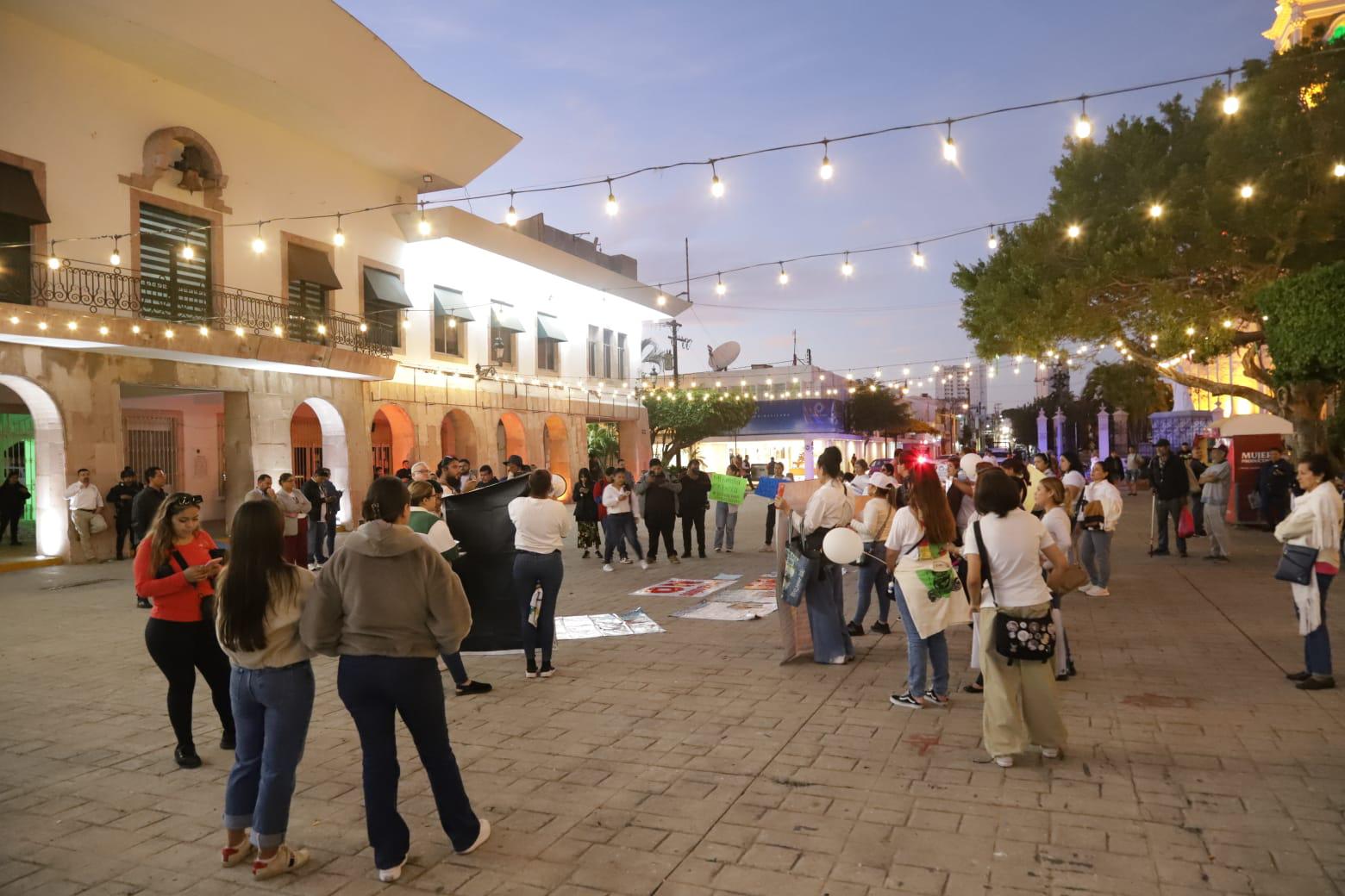 $!‘Queremos paz en Sinaloa’, exigen manifestantes frente al Palacio Municipal de Mazatlán