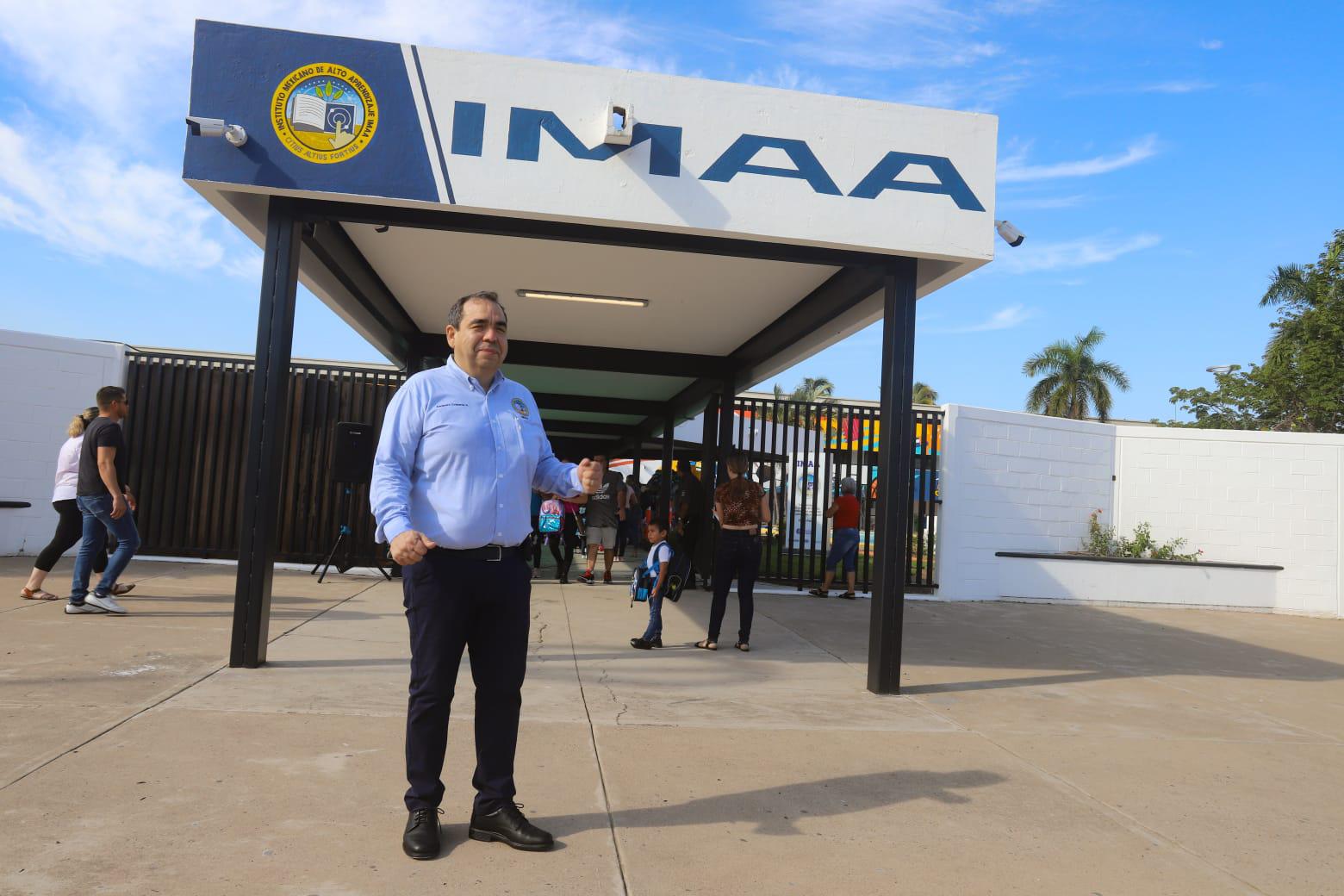 $!Alejandro Cristerna, director de Transformación e Innovación de Grupo Petroil, da la bienvenido a los alumnos a su llegada a las instalaciones.