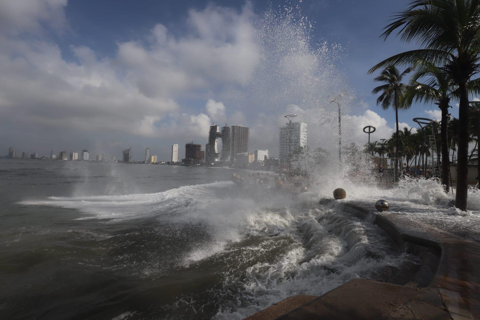 $!Registran playas de Mazatlán fuerte oleaje y obliga a resguardar pangas y mobiliario
