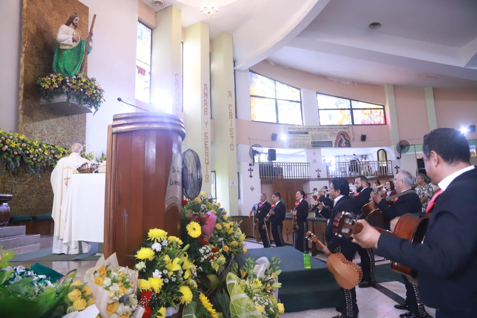 $!Cantan ‘Las Mañanitas’ en Mazatlán a San Judas Tadeo, en su día y en su templo
