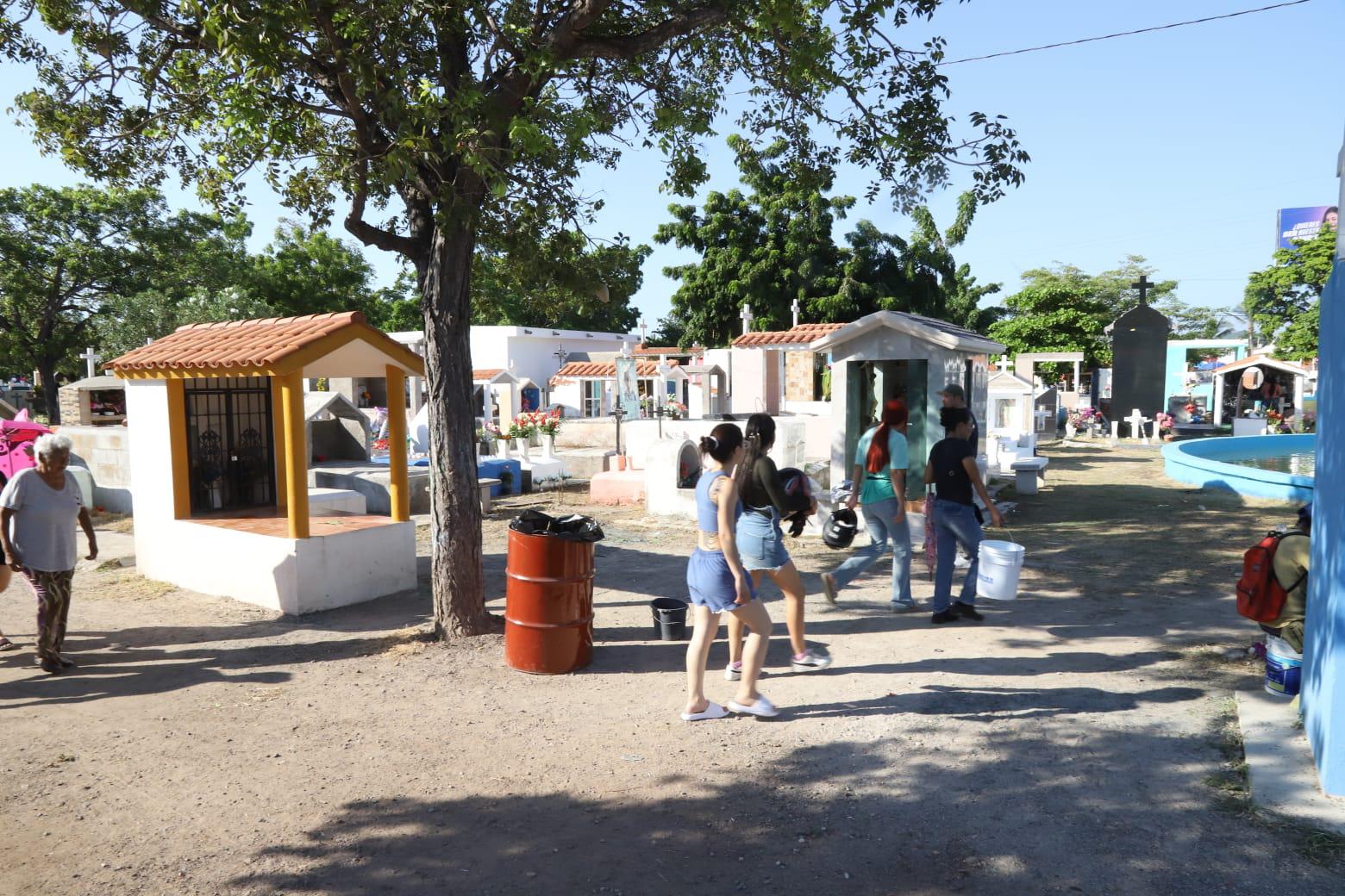 $!Tradición y nostalgia marcan la jornada del Día de Todos los Santos en Mazatlán