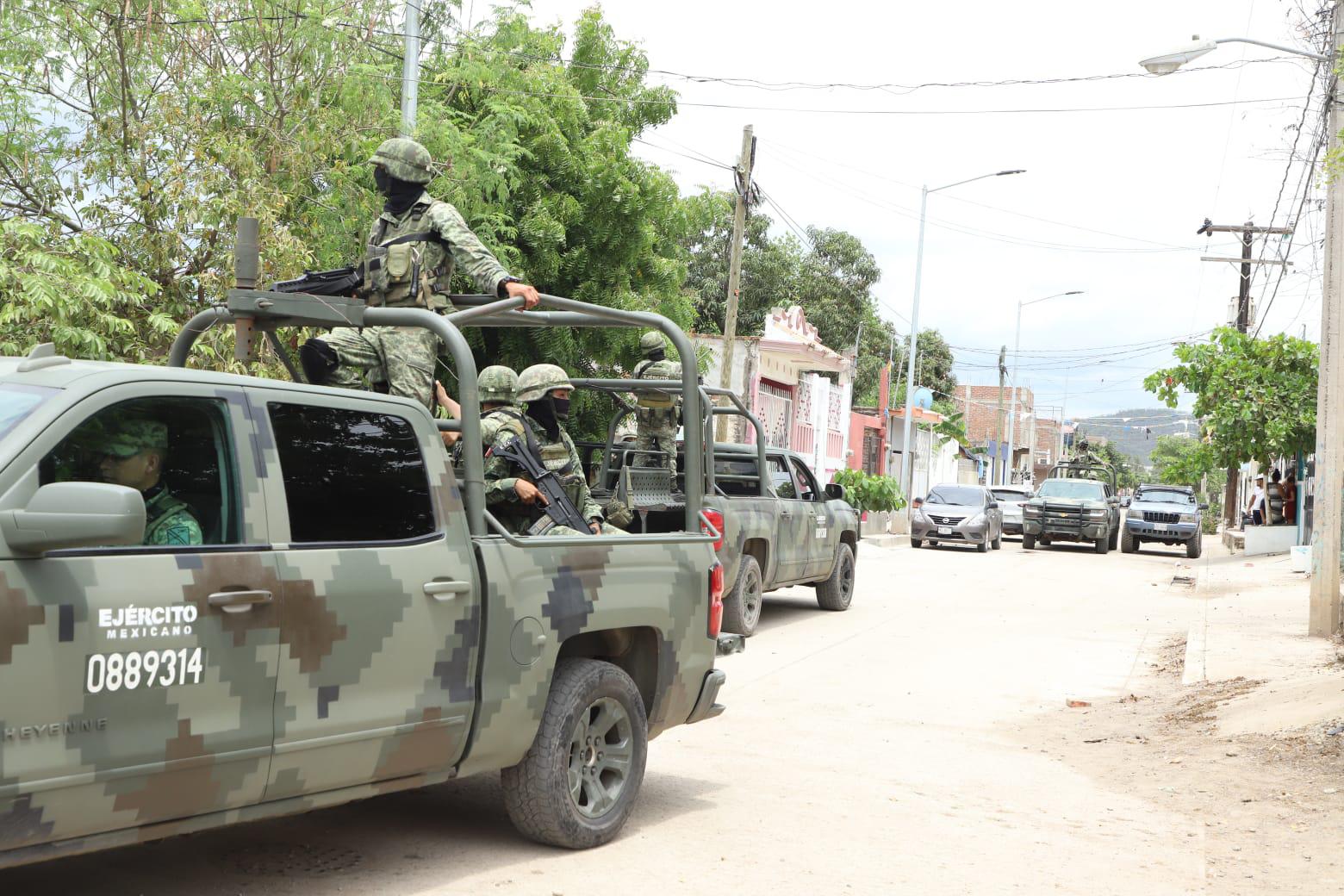 $!Ejército, Guardia Nacional y MP Federal catean bodega en Mazatlán; presumen ‘ordeña’ a ductos de Pemex
