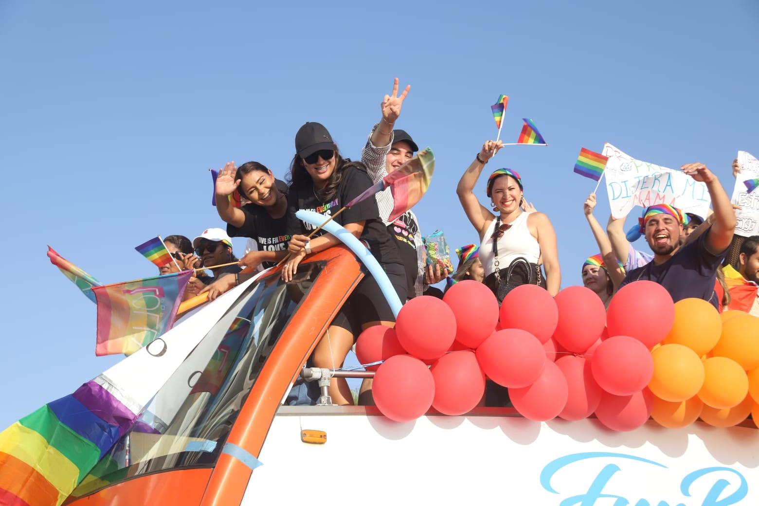 $!Ondea la comunidad LGBTQ+ distintas banderas multicolor en su marcha, en Mazatlán
