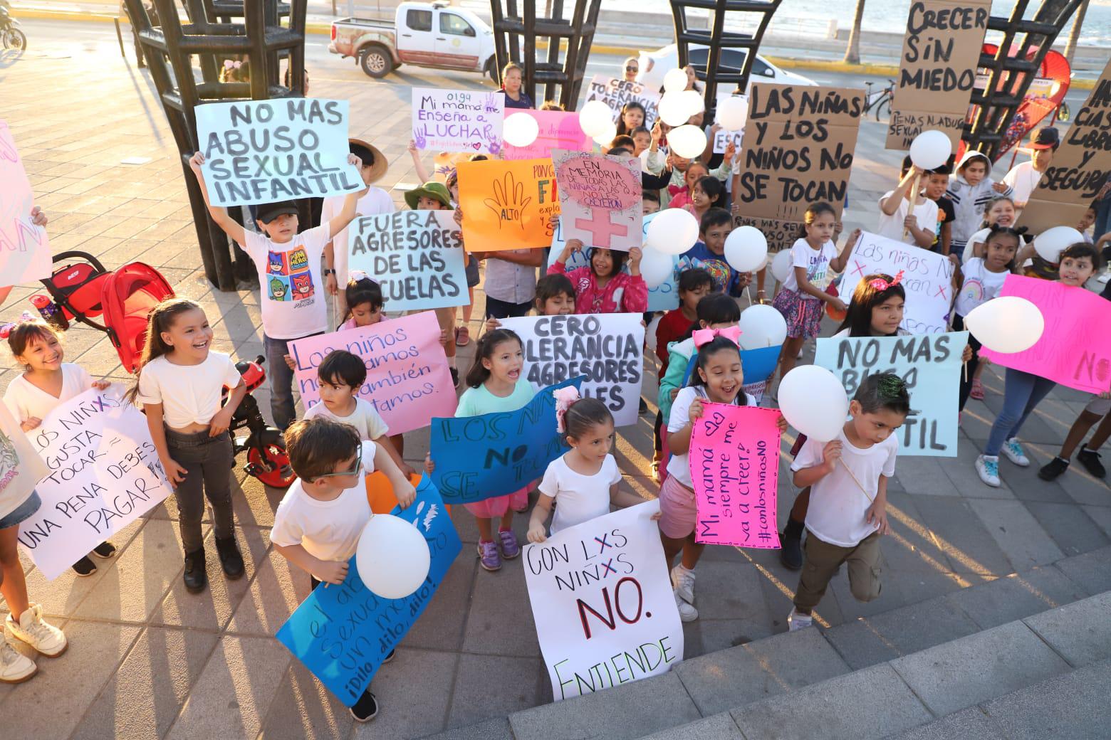 $!Colectivas hacen caminata para impulsar Ley de Protección a Menores