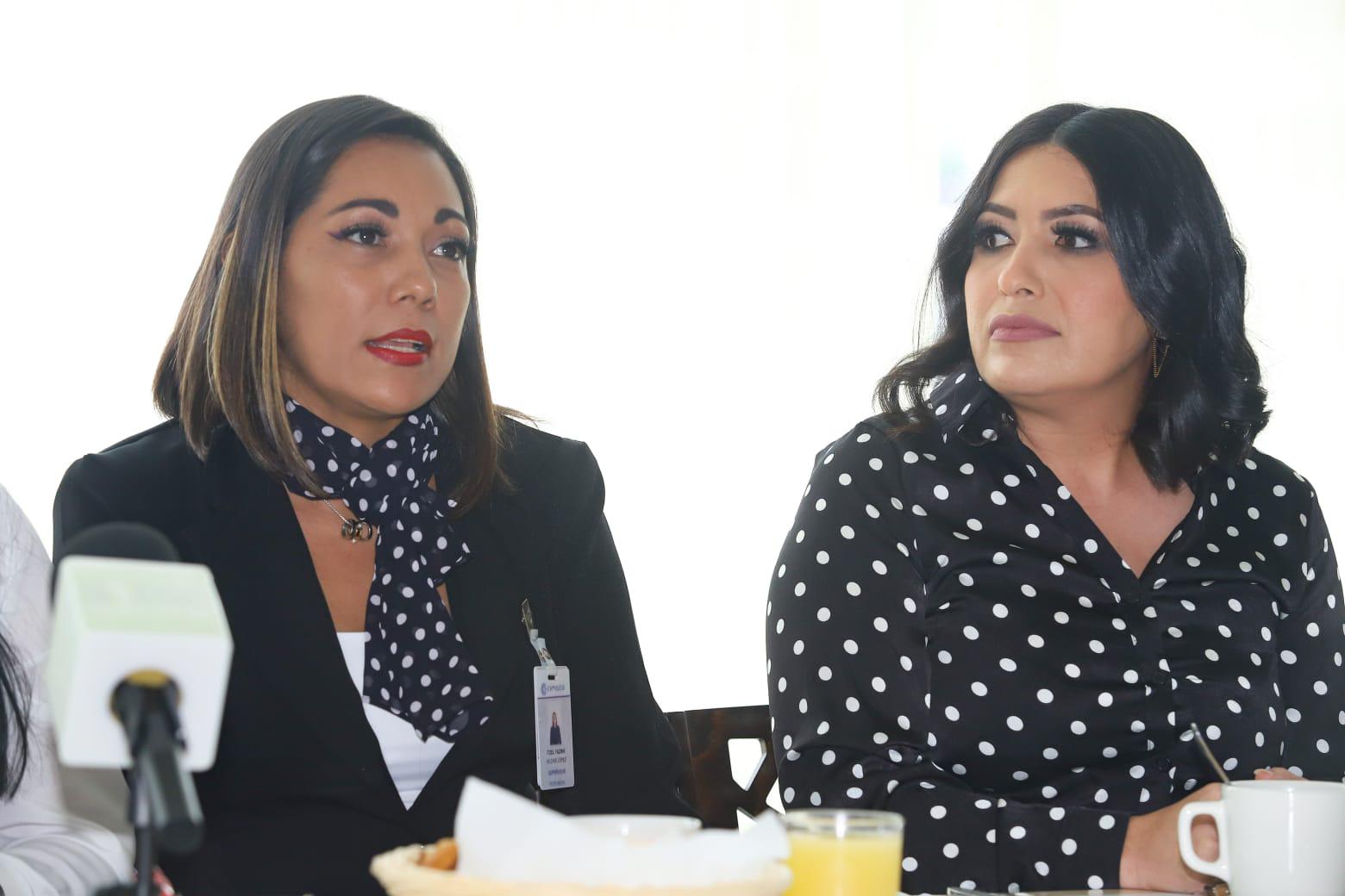 $!Itzel Vilchis, supervisora del área de perfumería, y Karla Olivas, jefa de relaciones públicas de Cimaco, dieron a conocer las sorpresas del festival.