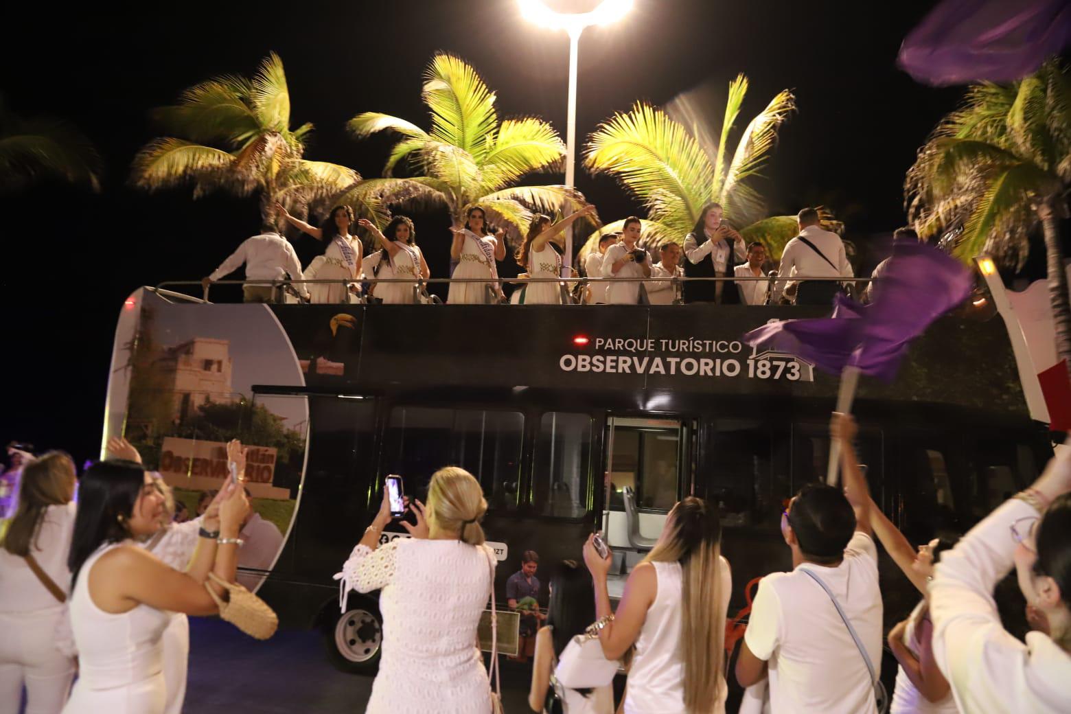$!Aspirantes a los reinados recorren la Avenida del Mar tras su presentación oficial.