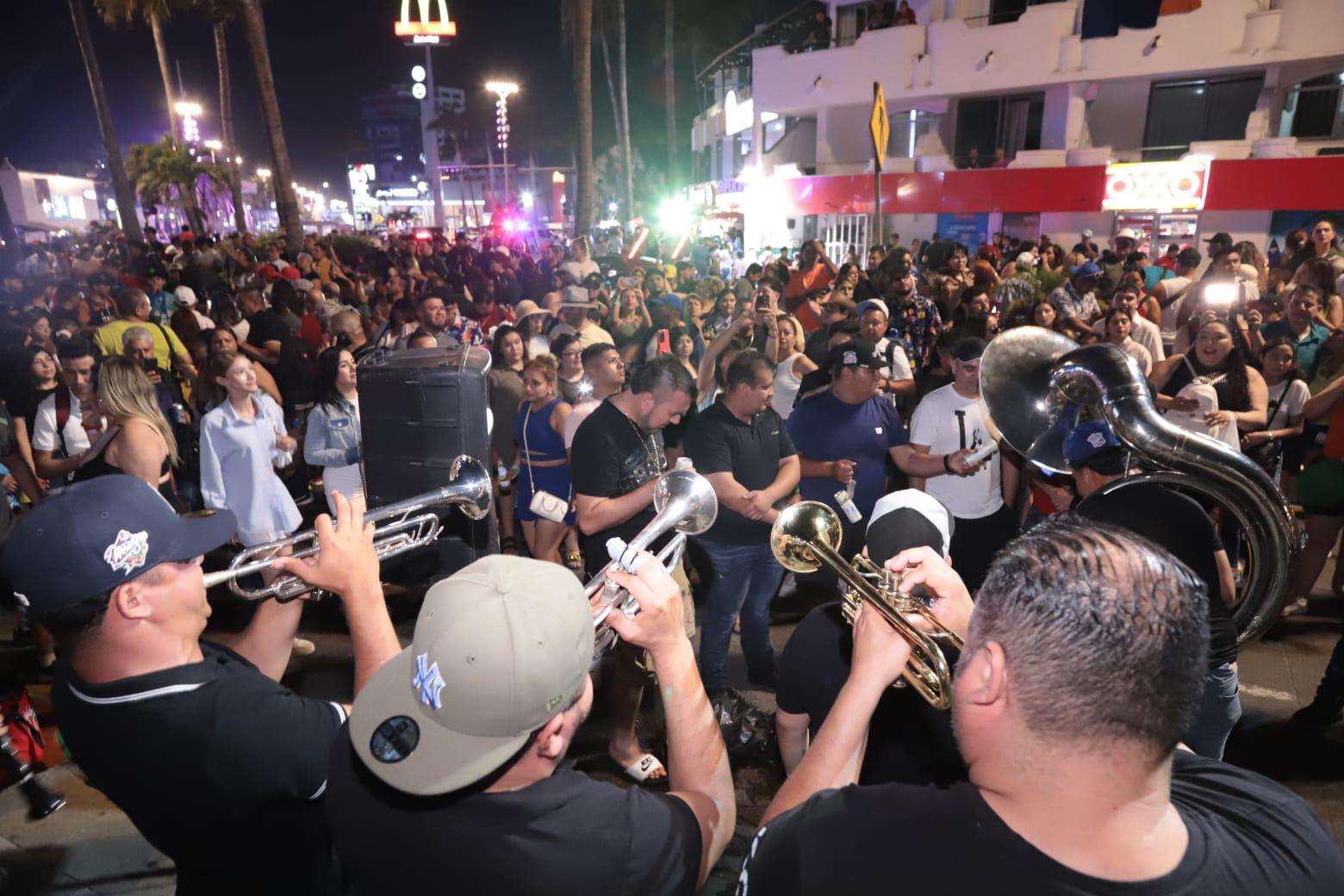 $!El malecón de Mazatlán se convierte en carnaval la noche del Viernes Santo