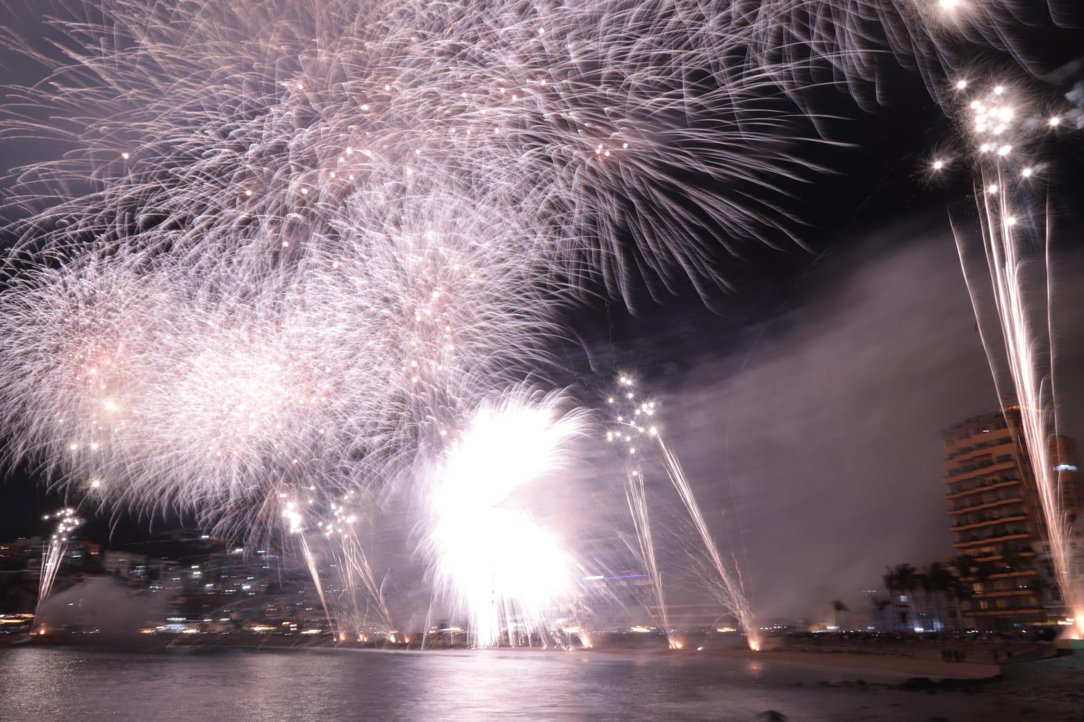 $!Disfrutan miles de personas del tradicional Combate Naval del Carnaval de Mazatlán