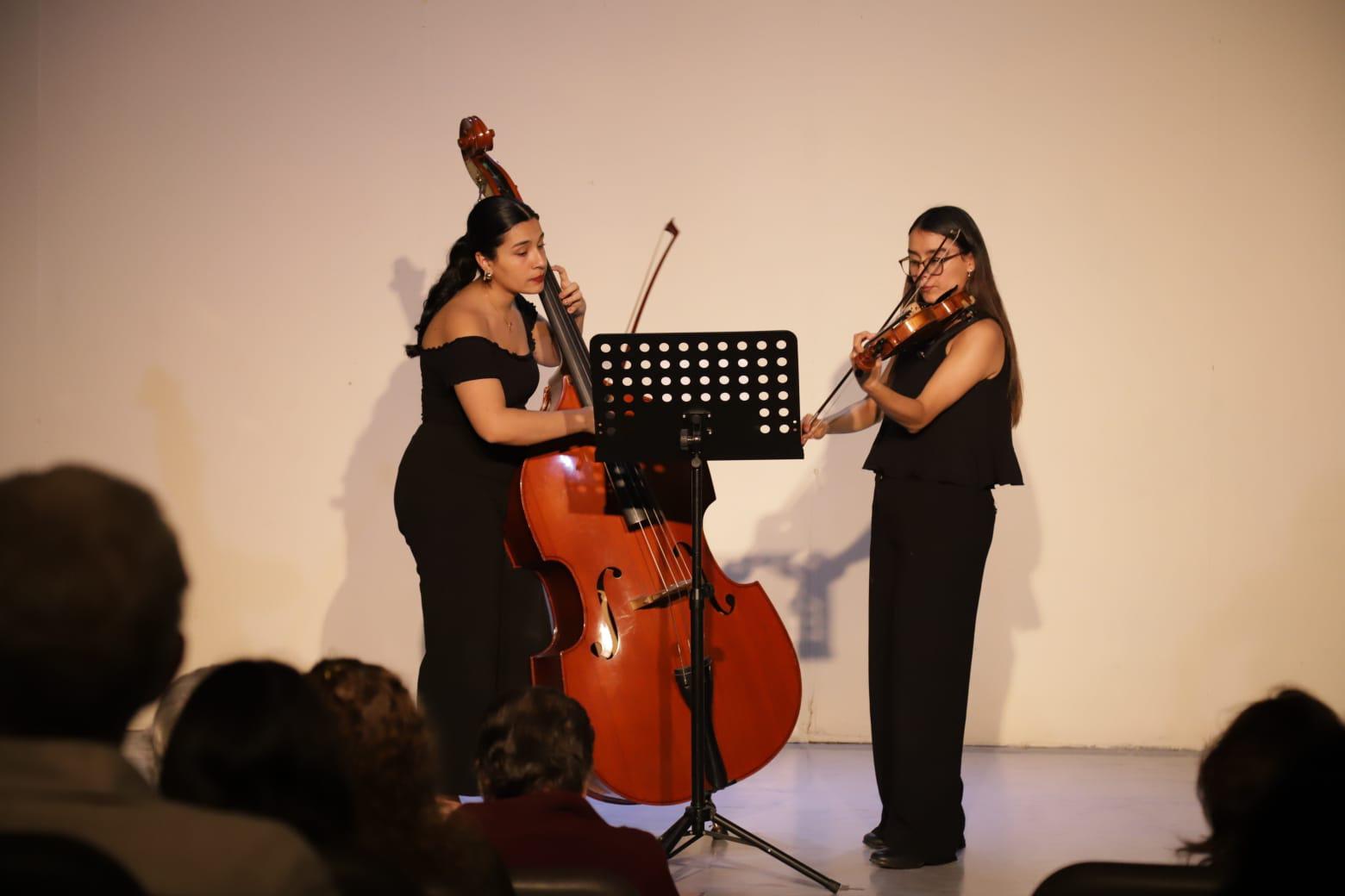 $!La velada dancística dio inicio con la música de un violín y contrabajo en vivo interpretada por Rocío y Deneb.
