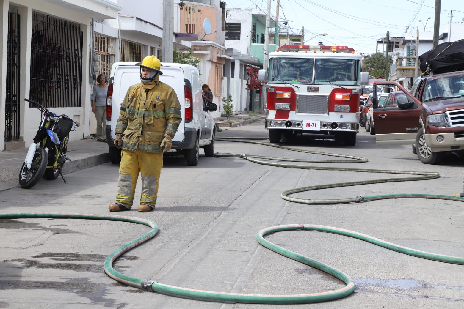 $!Atienden Bomberos explosión por fuga de gas en Mazatlán