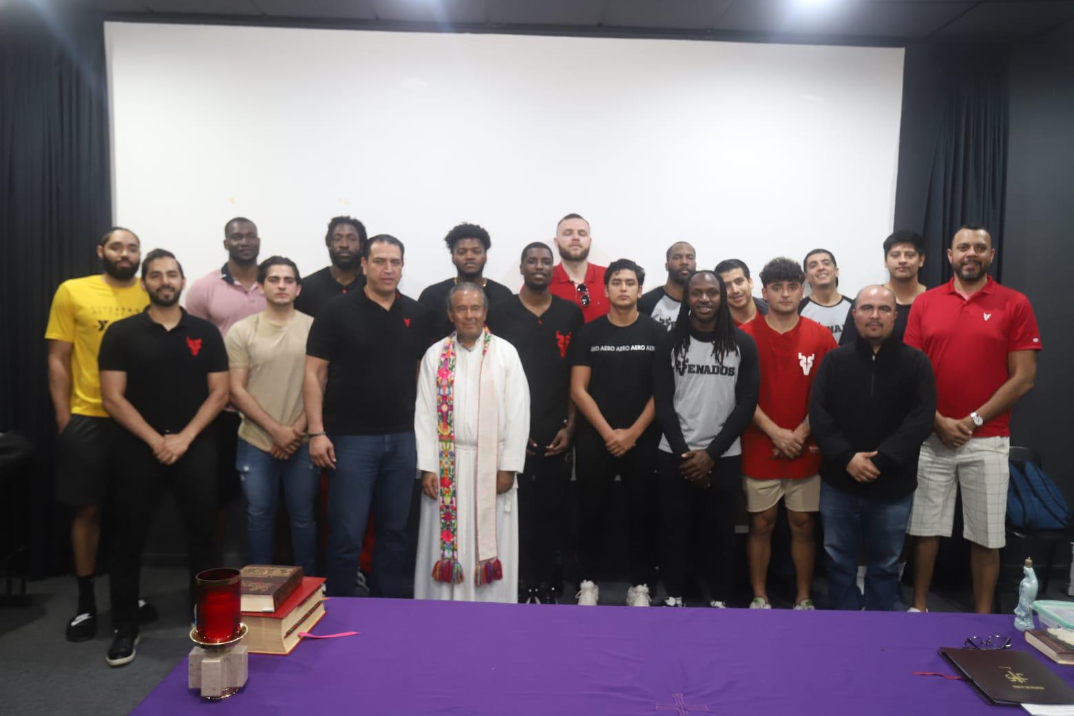 $!Al final, integrantes del equipo de Venados Basketball, directivos y cuerpo técnico asistieron a la misa de acción de gracias se tomaron la fotografía del recuerdo con el Padre Mario.