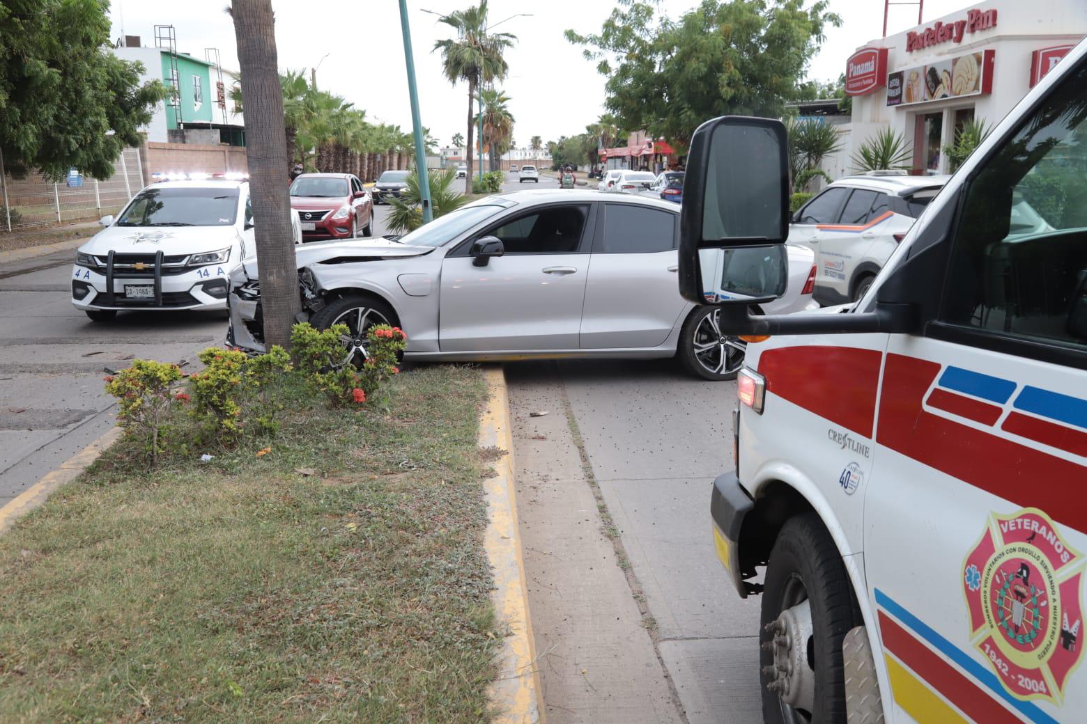$!Auto choca contra palmera en Hacienda del Seminario, en Mazatlán