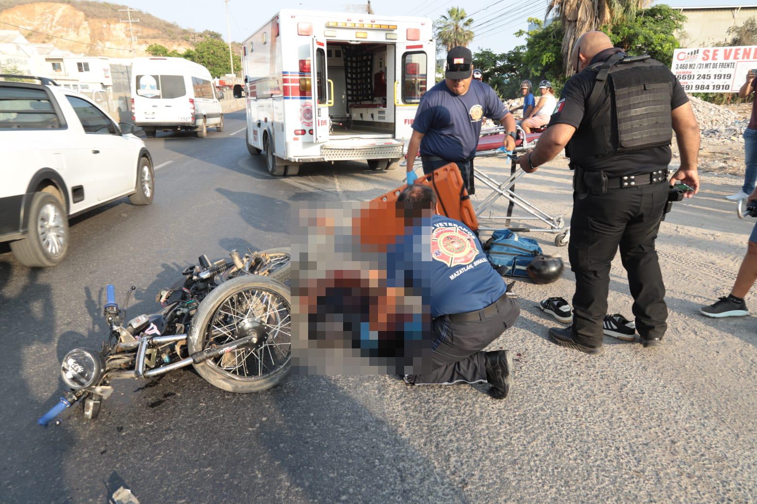 $!Motociclista queda grave tras chocar con camión de carga en Mazatlán