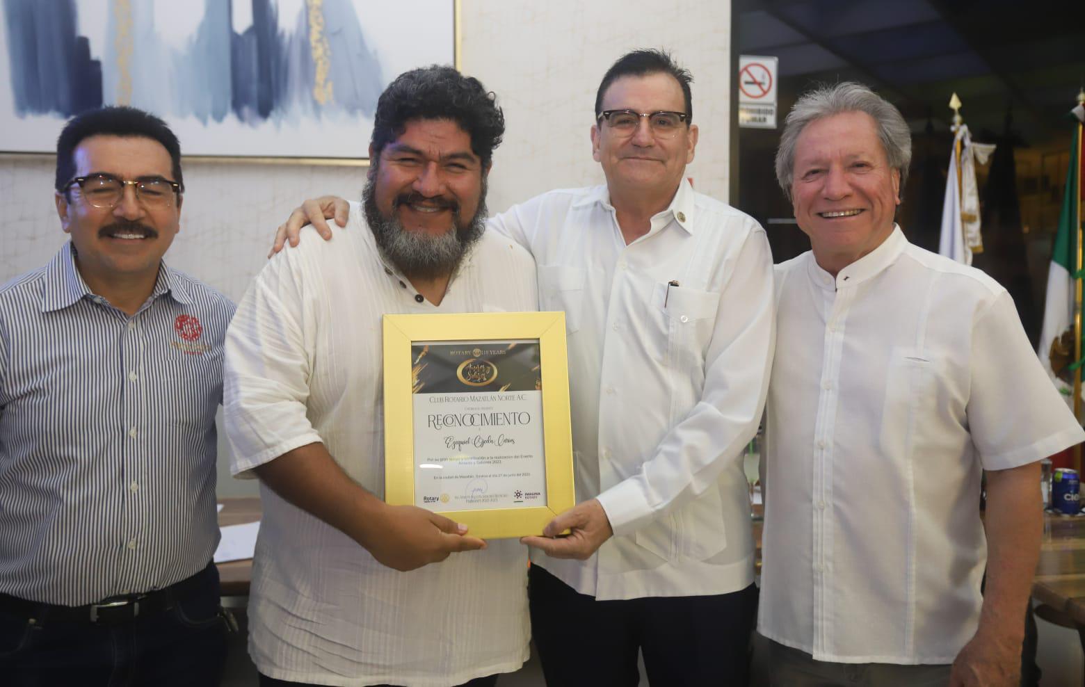 $!El tenor Ezequiel Ojeda con su distinción.