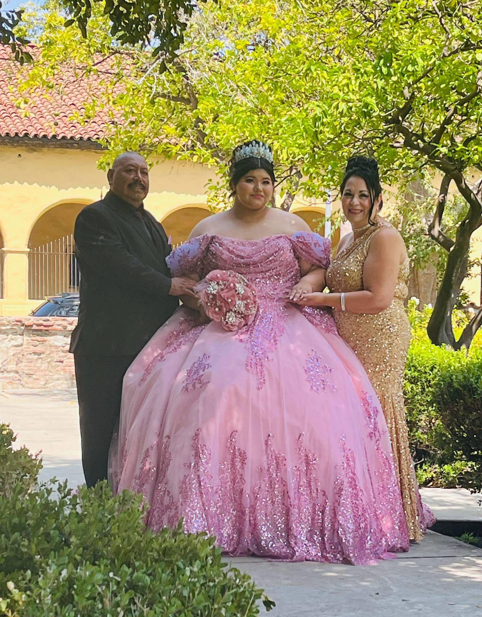 $!Con sus padrinos de honor, Fernando y Denise Romero.