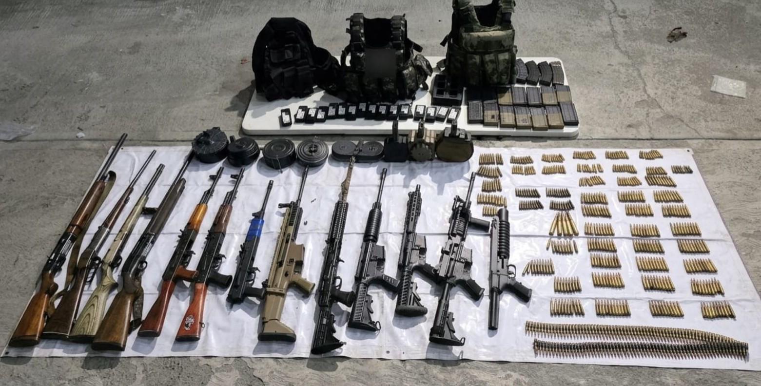$!Entre agresiones con explosivos, aseguran arsenal en un domicilio en Escuinapa