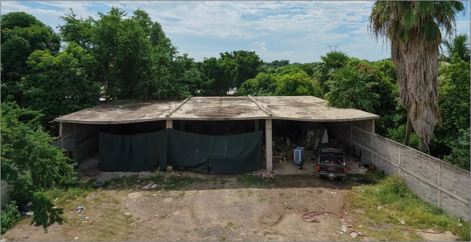 $!Hallan ‘monstruo’ y taller para modificar vehículos durante operativo en Guasave