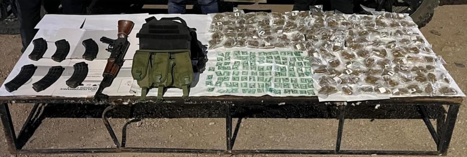$!Detienen a civil con arsenal y vehículo robado en Rosario, Sinaloa