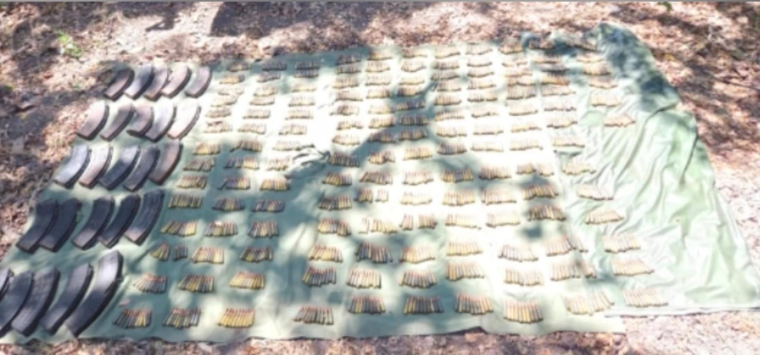 $!Ejército Mexicano asegura más de mil cartuchos ocultos entre la maleza en Escuinapa