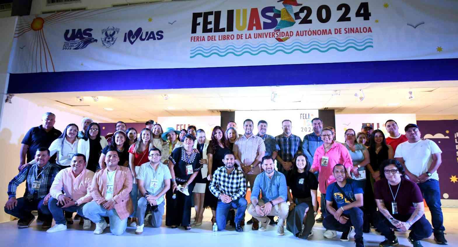 $!El equipo que trabajó en la organización y difusión de la FeliUAS 2024 se toma la fotografía del recuerdo.