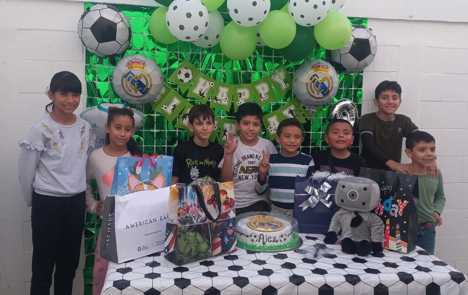 $!Álex entre sus primos y amiguitos.
