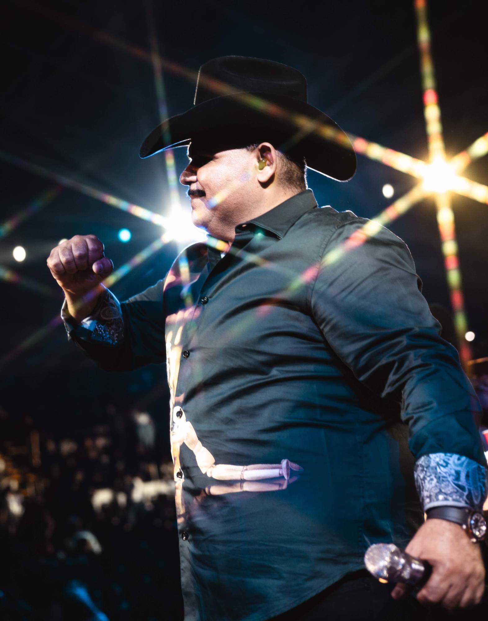 $!El público potosino coreó los éxitos de Chuy Lizárraga durante su presentación en el palenque.