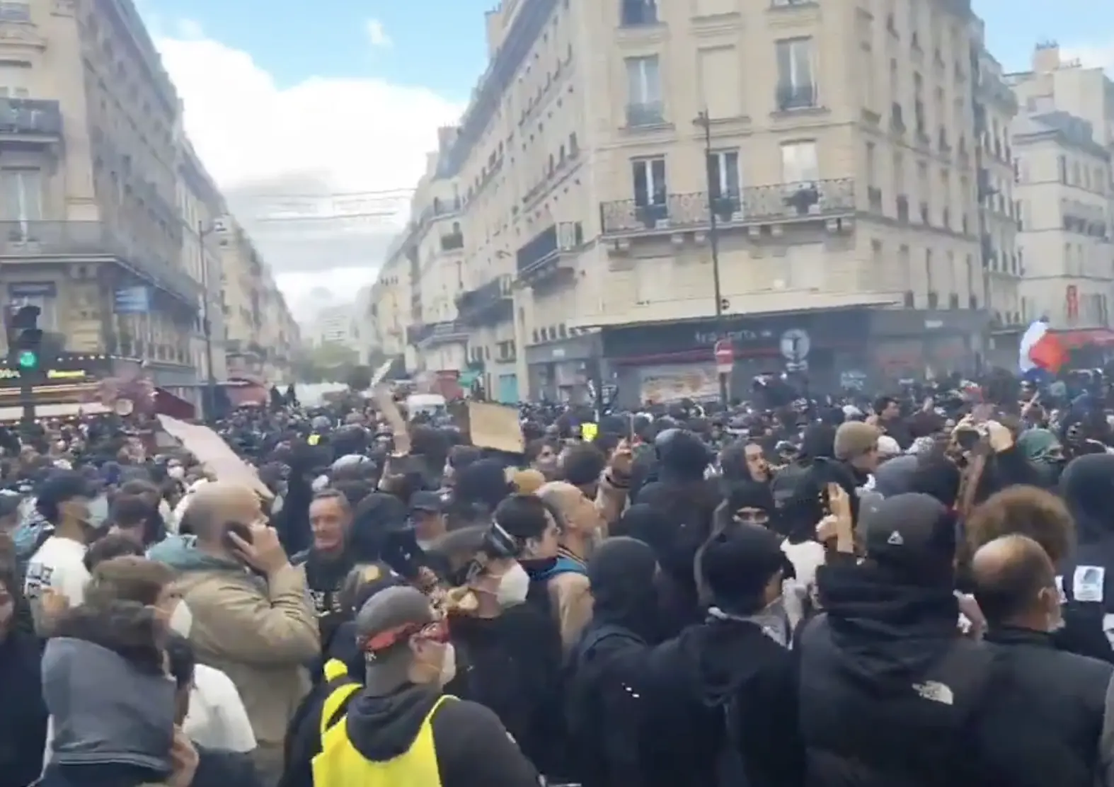 $!Reanudan protestas en Francia; policía dispersa a manifestantes en París